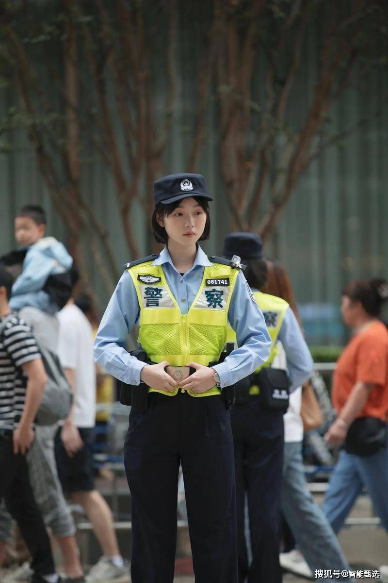 原创
            上海女学警“图图警官”火出圈：从街角执勤到全民热议的城市温度-祁梦博客
