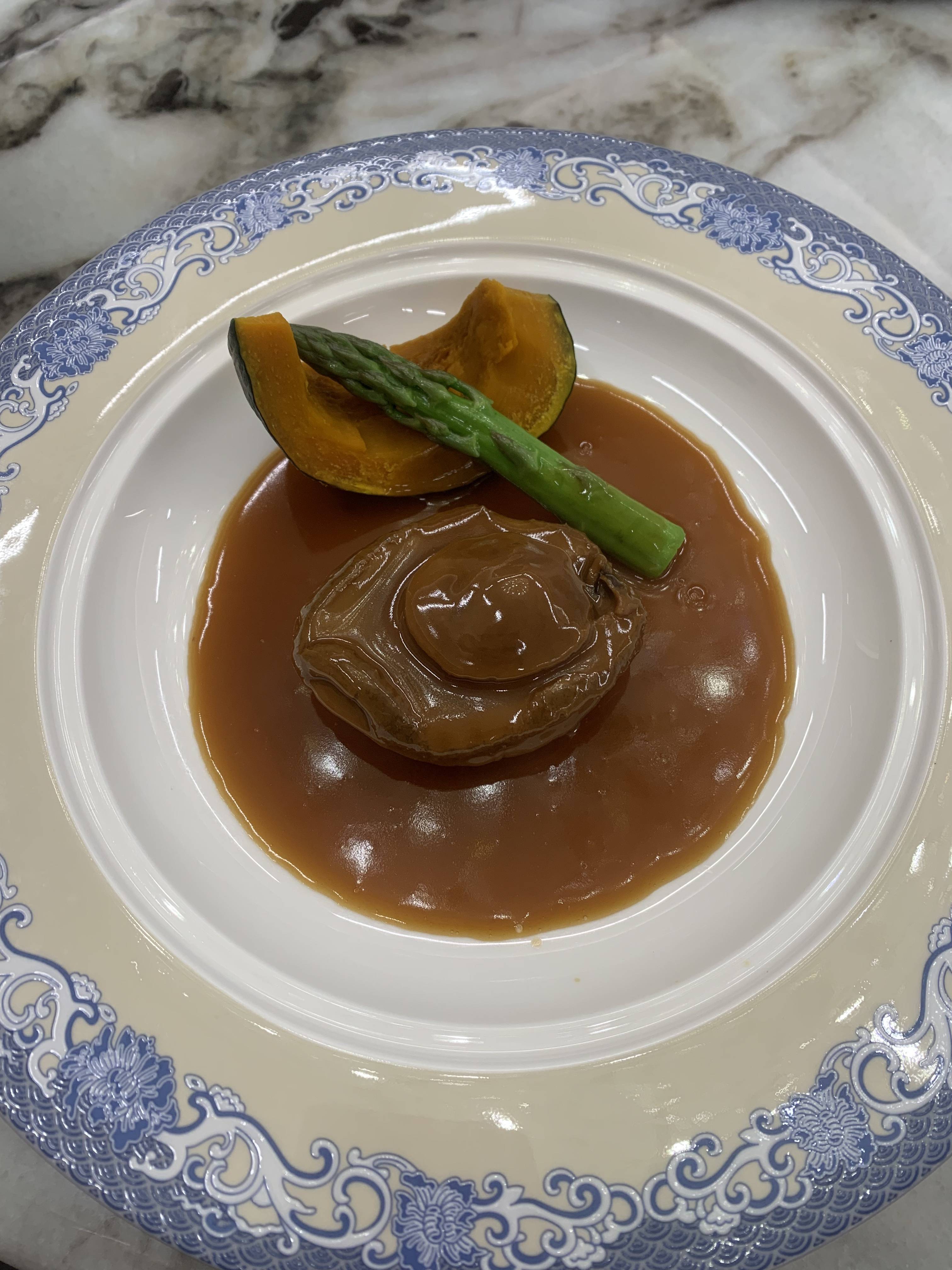 在潮汕饮食文化中鲍鱼历来是宴席上的压轴大菜象征团圆富贵