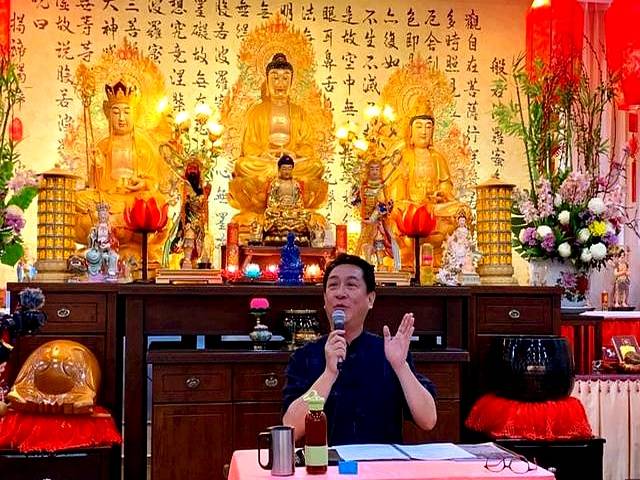 甘国卫的生日宴上,热气腾腾的素食佳肴散发着诱人的香气,色彩缤纷的