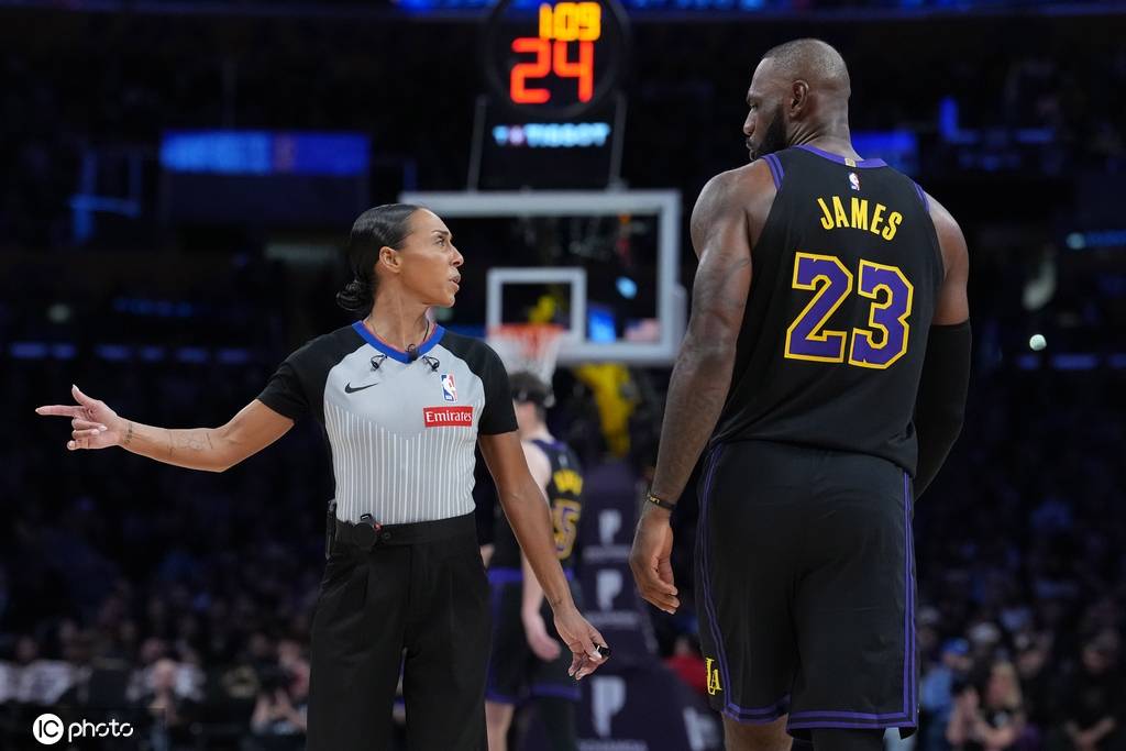 詹姆斯首秀狂炫传球绝技 破坏默契论调不攻自破