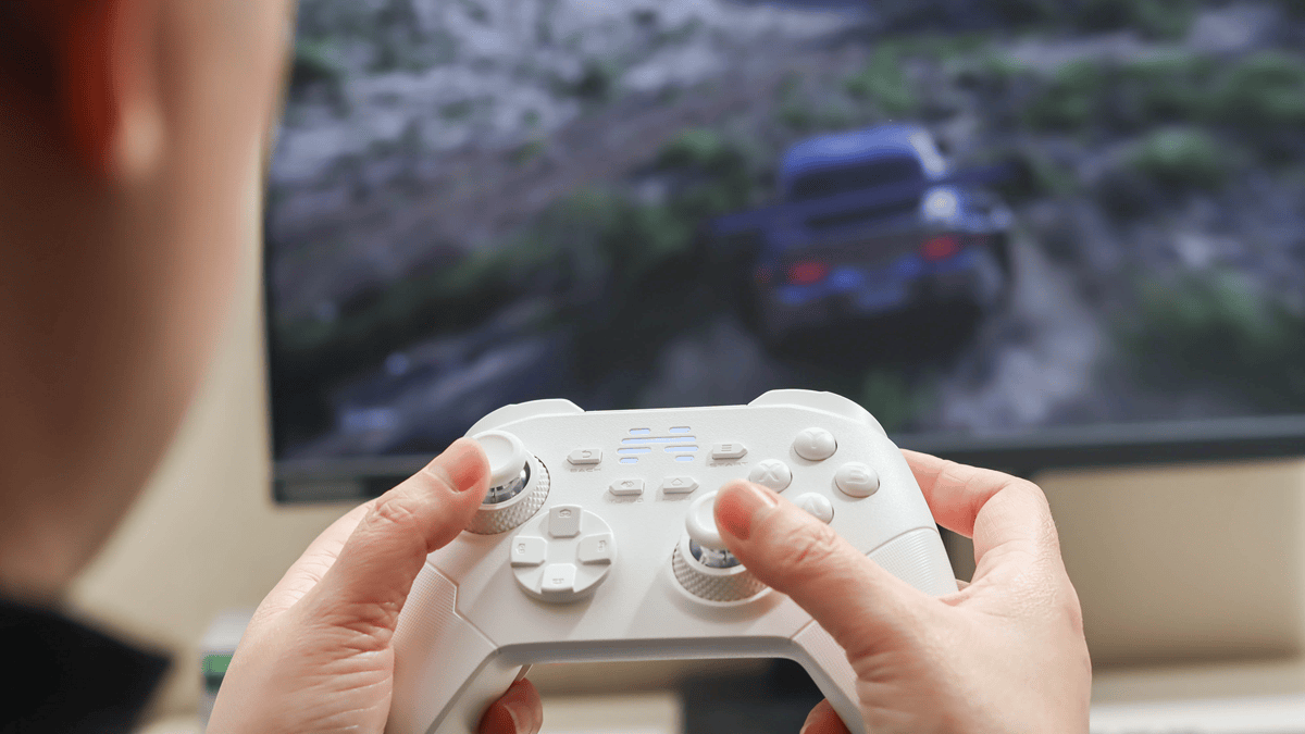 同价位唯一双切震动扳机！北通鲲鹏20绝尘白用自研技术打造入门手柄天花板