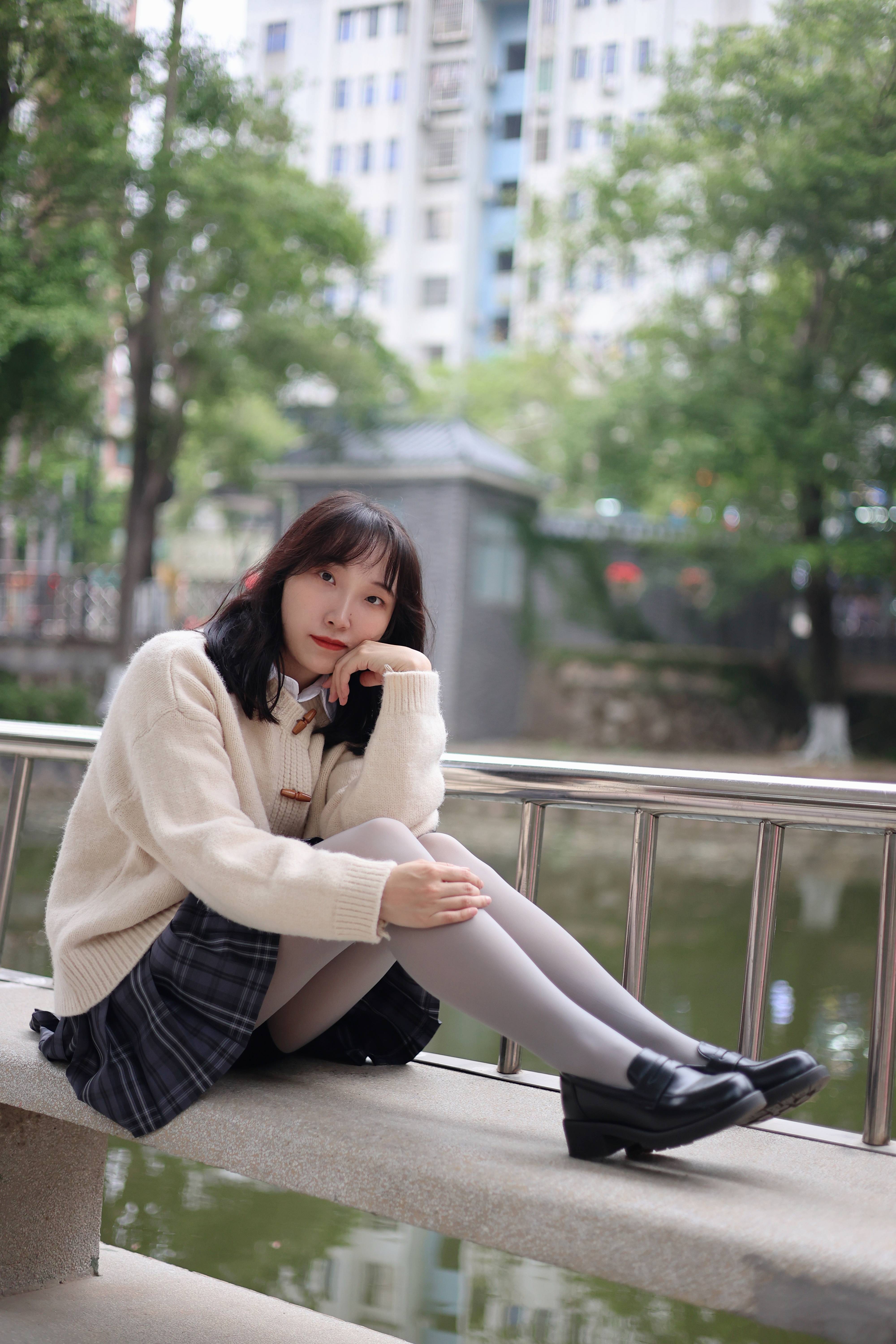 jk制服搭配灰丝小皮鞋,小姐姐诠释厚灰美学