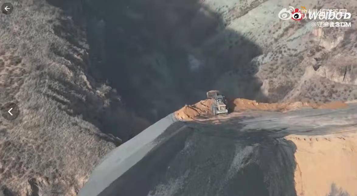 陕西榆林市神木市孙家岔:煤矸石私埋 土壤的“隐形劫难”(图1)