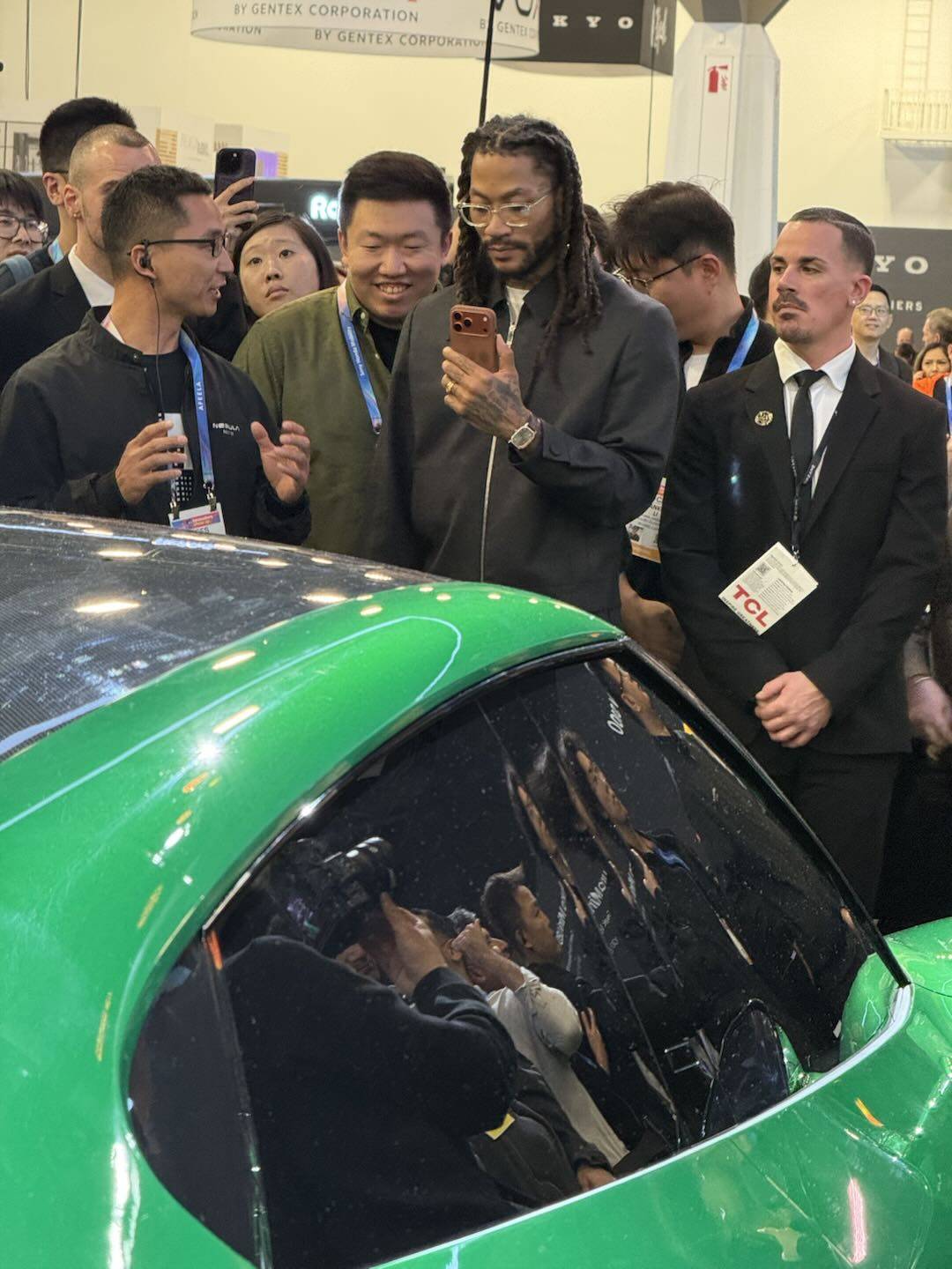 ces2026追觅展台迎罗斯风城玫瑰签下独家概念车现场沸腾