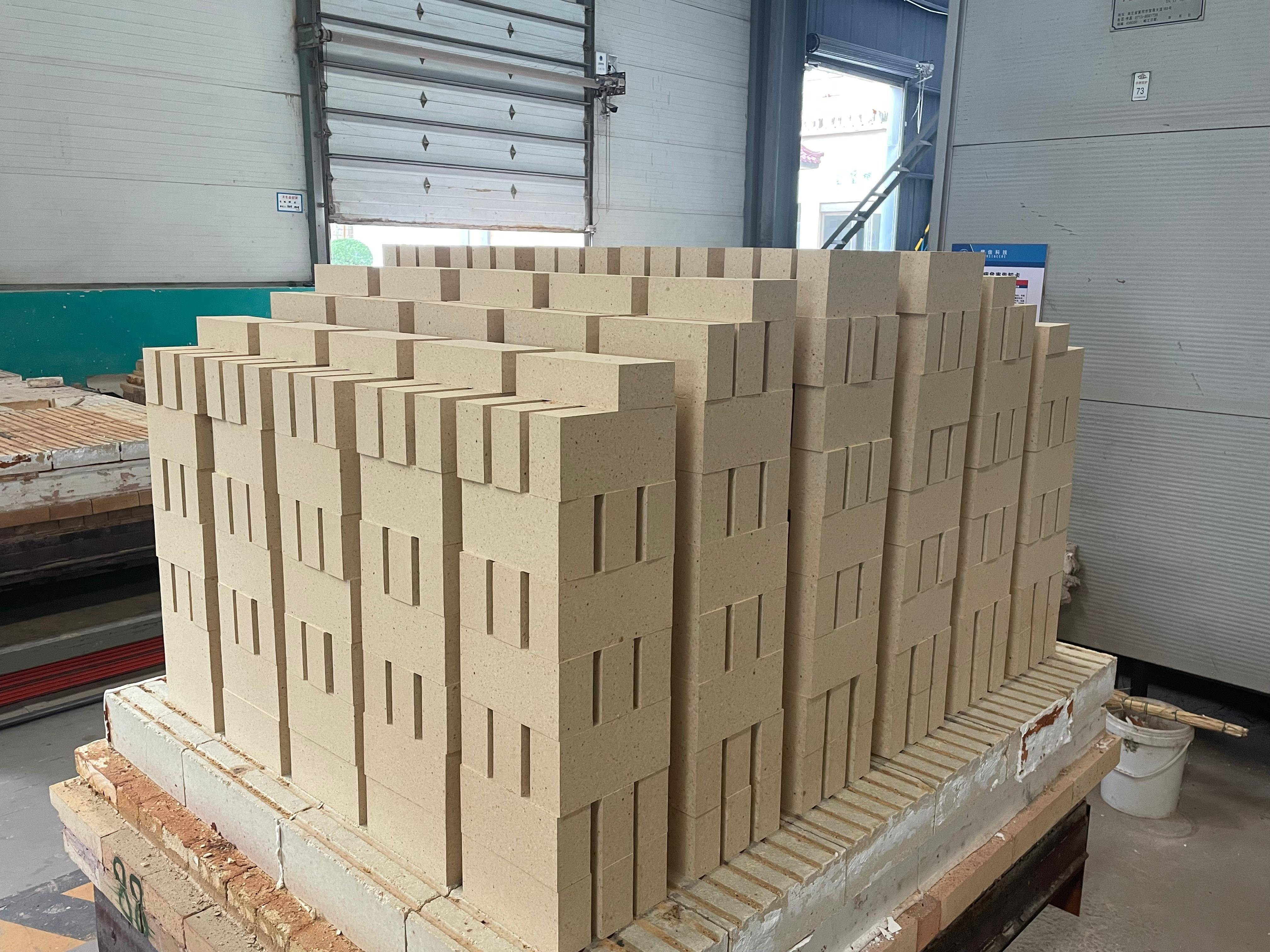 例如在某钢铁企业高炉修复项目中,通过定制异形砖与模块化砌筑技术