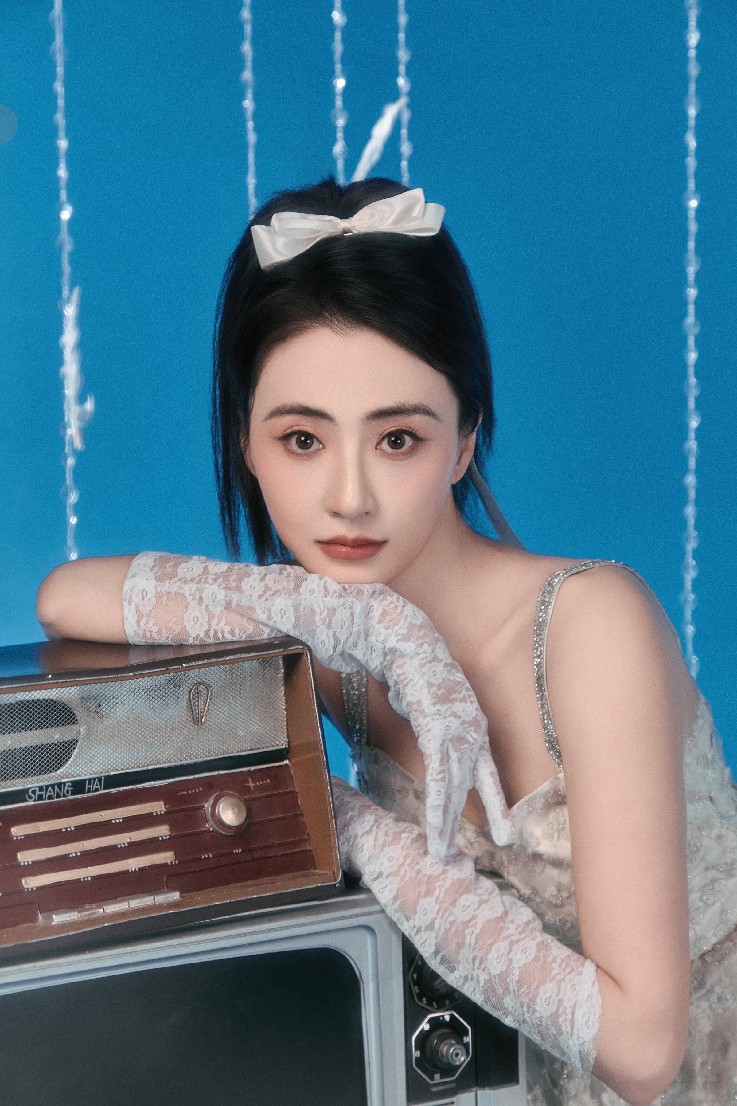 范桢复古写真曝光 清冷氛围诠释复古浪漫