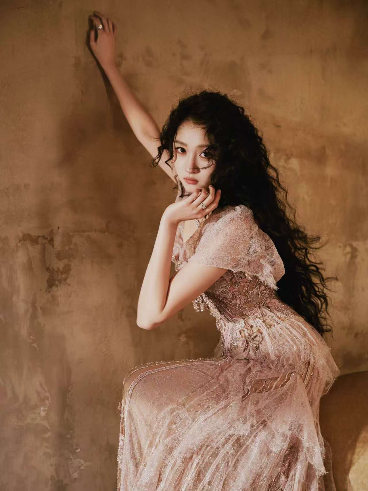 关晓彤穿粉雾钉珠裙雅致慵懒 羊毛卷衬得复古韵味十足