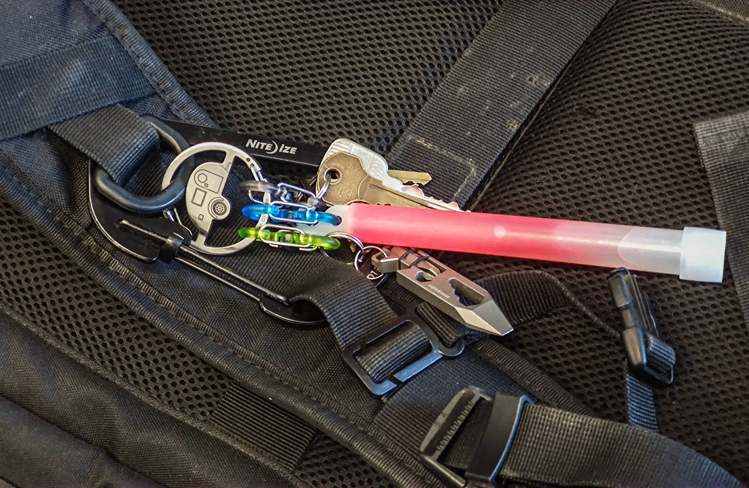 把户外生活挂在背包上：奈爱露营车钥匙扣