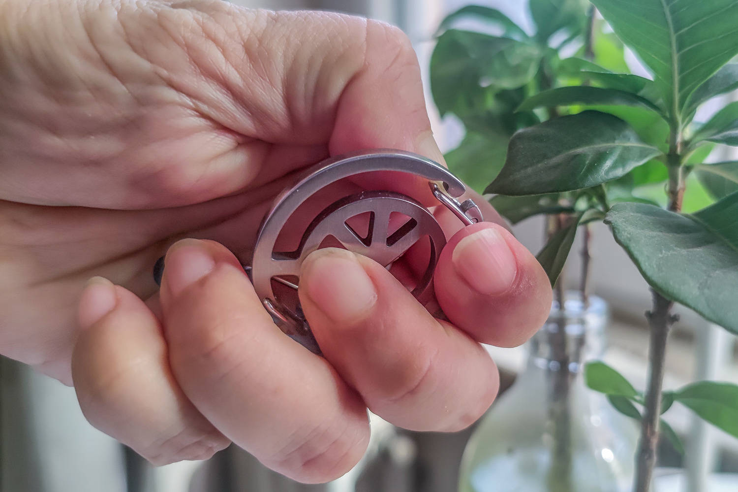 双环之内的和平之美：奈爱和平标志钥匙扣