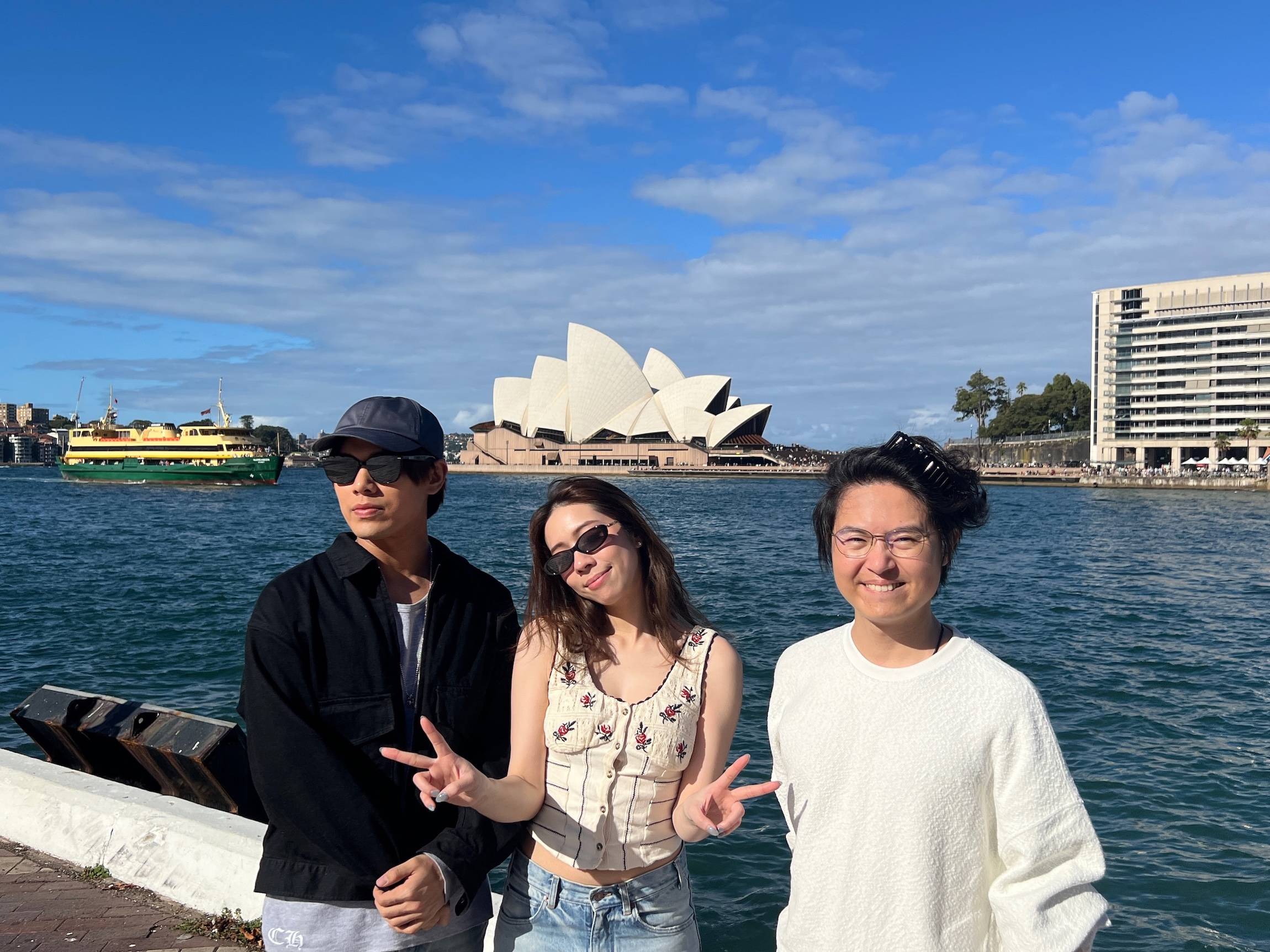 图04：告五人再次打卡悉尼歌剧院。（相信音乐提供）.jpg