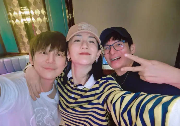 谢娜晒与何炅李维嘉合照 三人一起吃粉画面温馨封面图