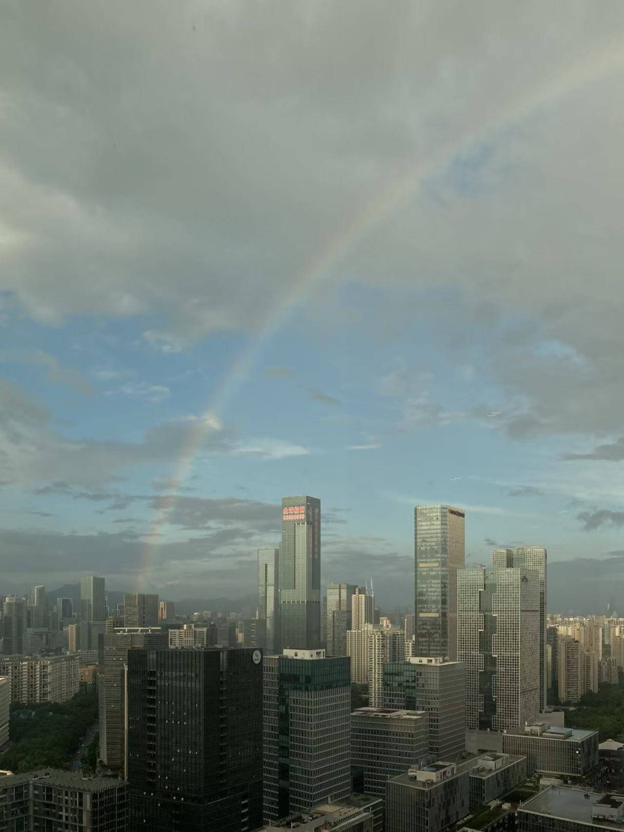 从格子间落地窗看到的彩虹.jpeg