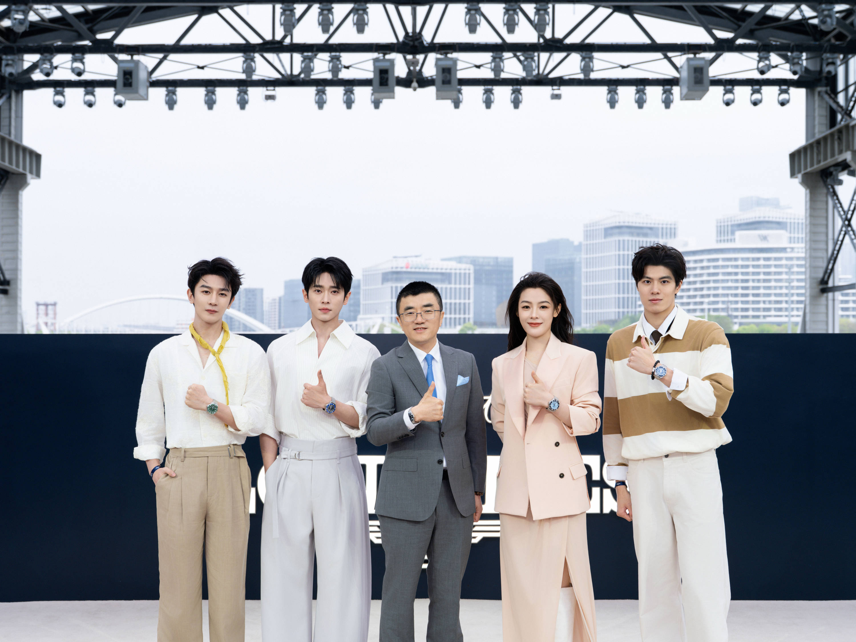 【明星图】浪琴表中国区副总裁解琦先生（左三），携手演员丞磊（左二），演员陈丽君（右二），演员夏之光（左一），游泳运动员张翼祥（右一）共同揭幕新作.jpg