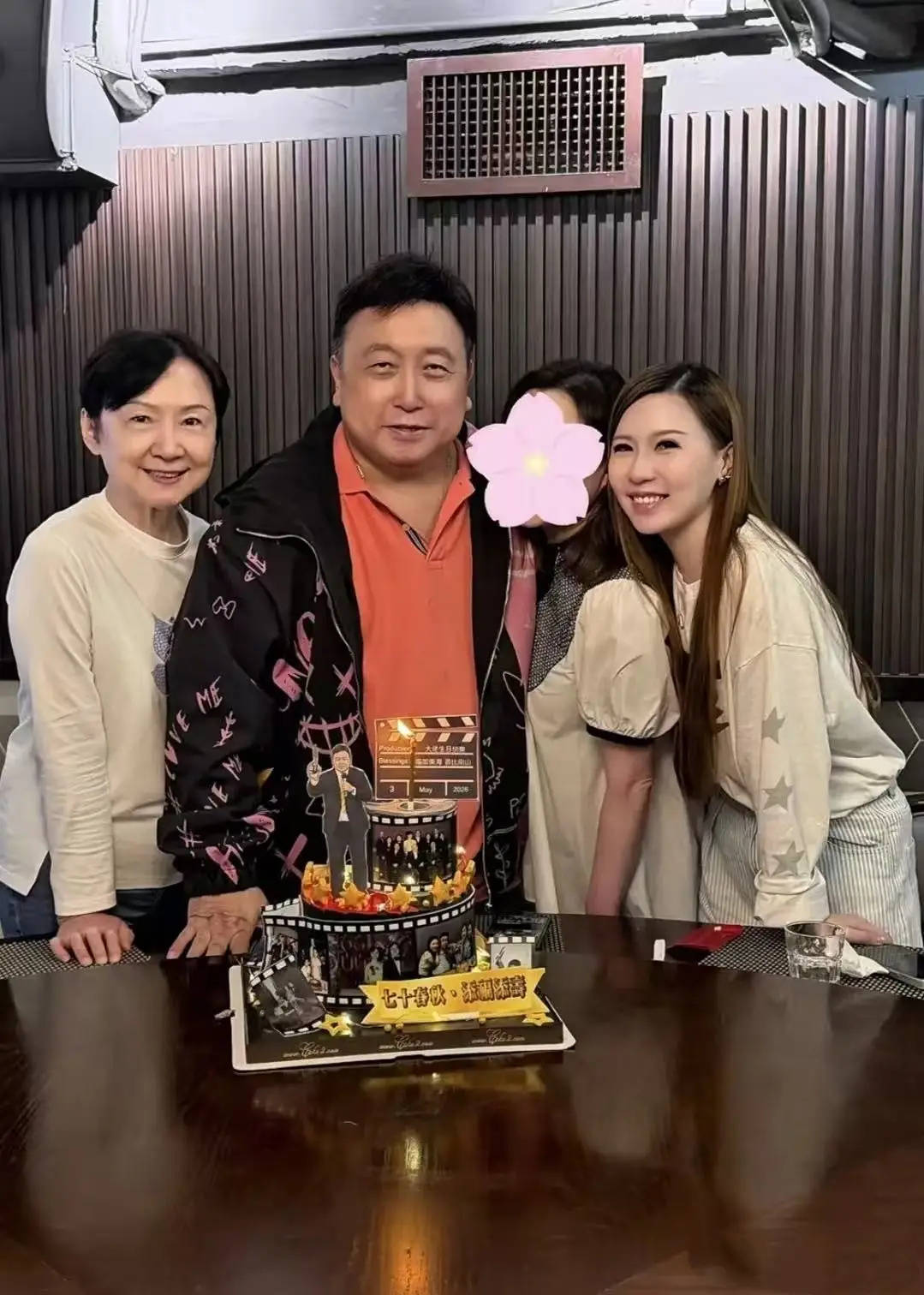 71岁王晶生日全家福曝光！70岁老婆罕见露面心情好