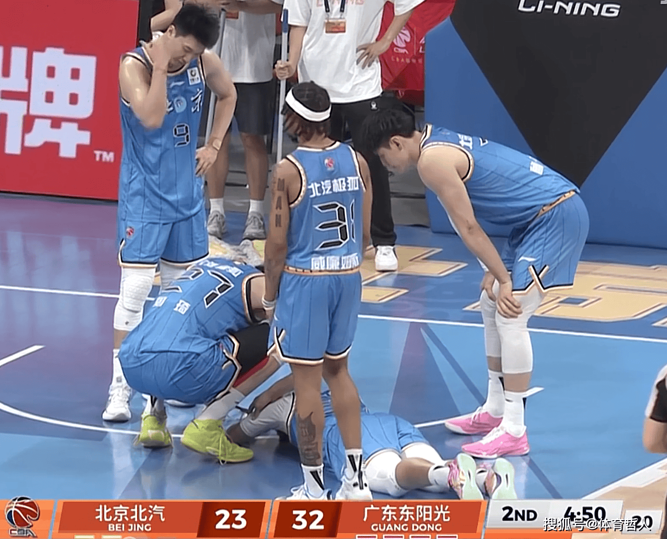突发，赵睿意外受伤，被队友搀扶下场！