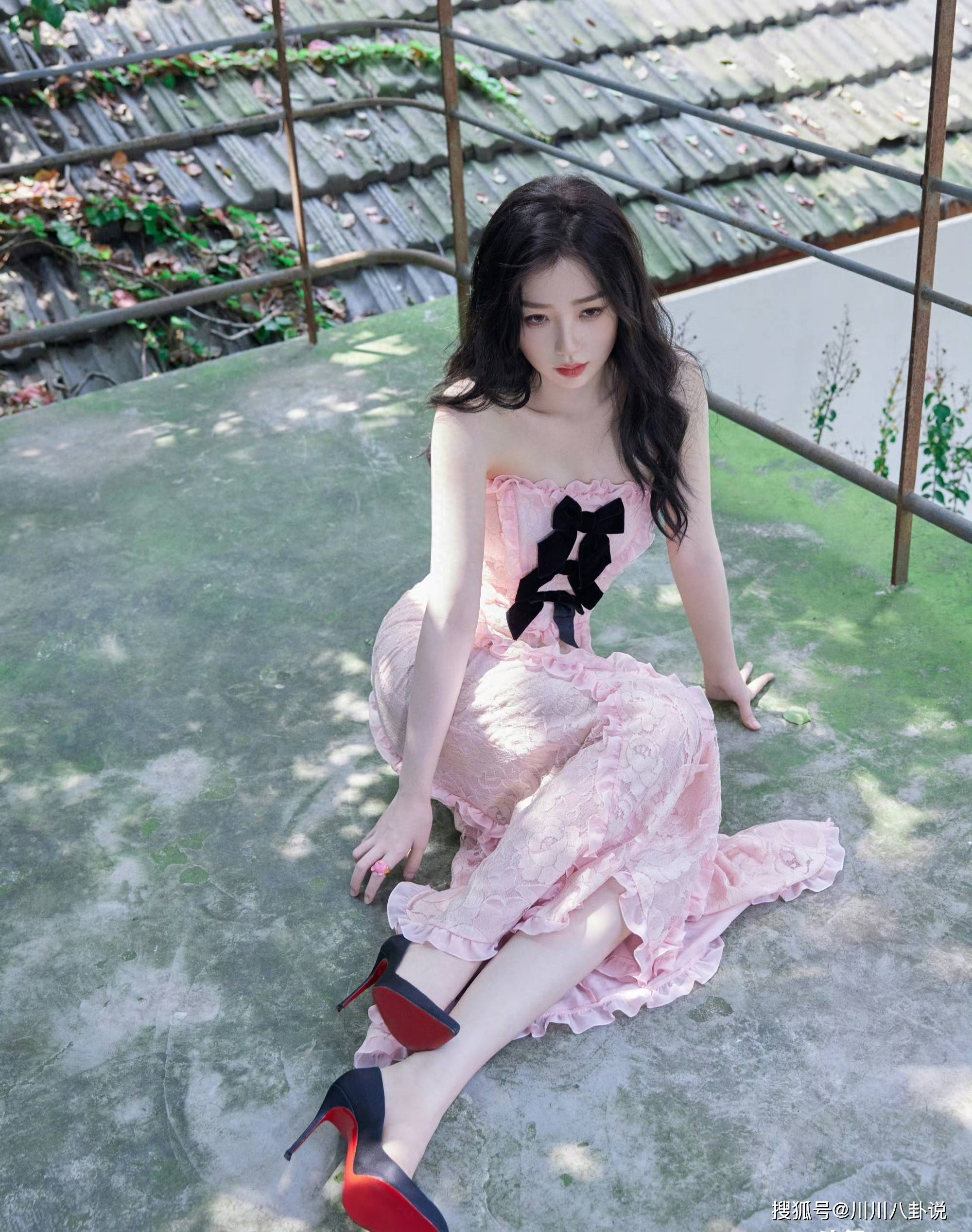 虞书欣粉色蕾丝鱼尾裙：黑色蝴蝶结+红底高跟，甜妹天花板
