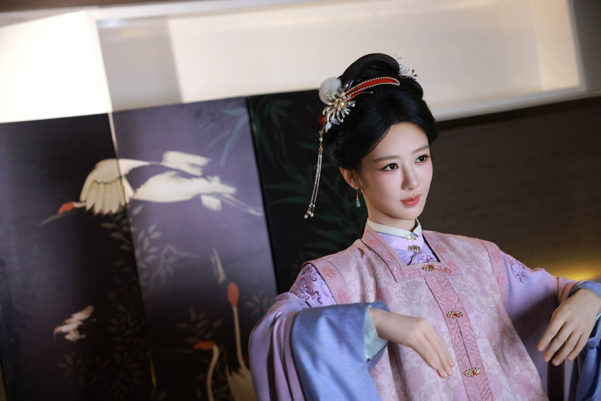 杨紫穿粉紫色汉服温婉端庄 肤色白皙眉眼温柔