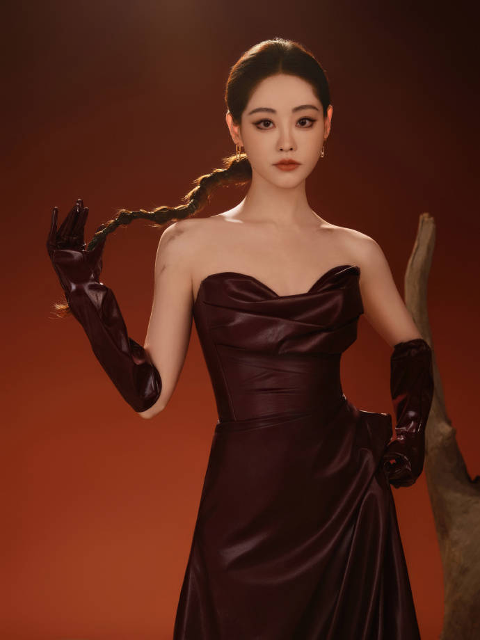 祝绪丹穿深棕抹胸皮裙配长手套 又美又飒尽显轻熟魅力