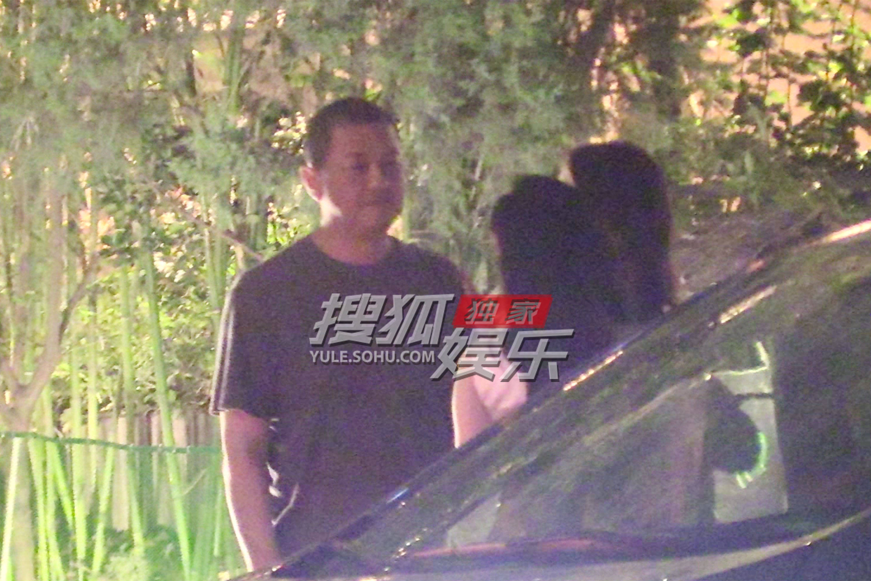李亚鹏和朋友聚会 饭后驻足小叙送友人笑容爽朗
