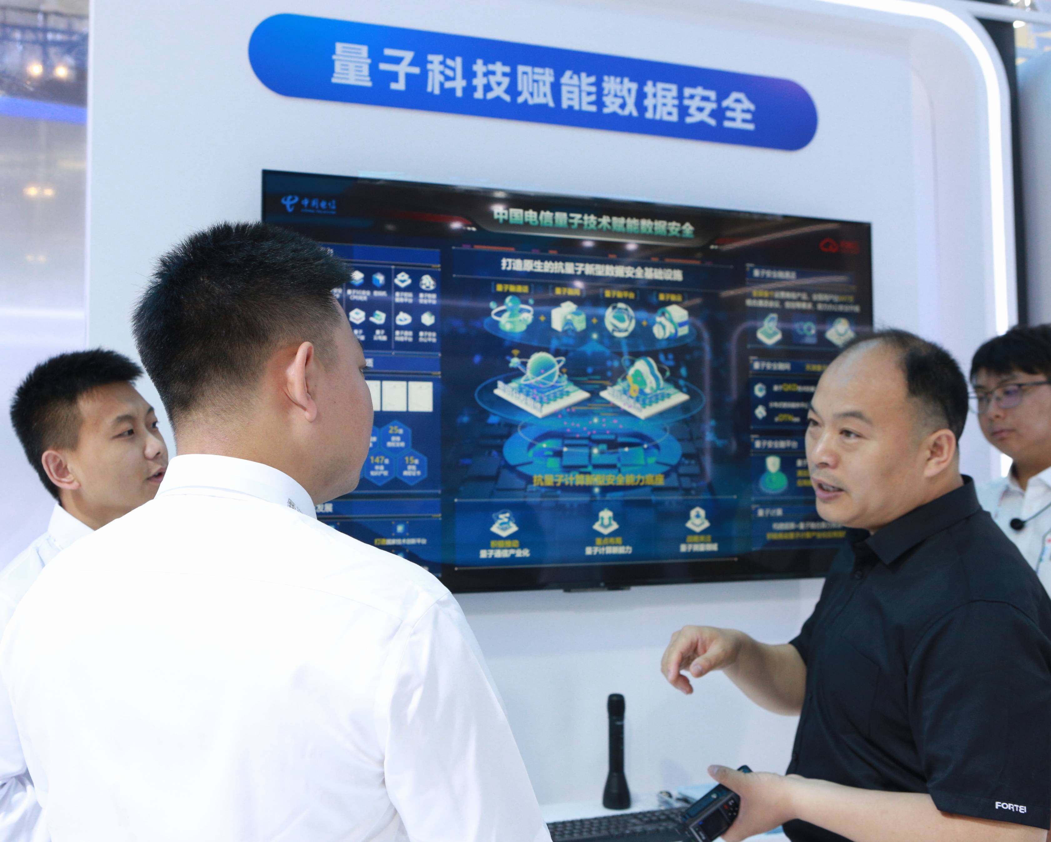 《中国电信携硬核智能成果亮相2026世界智能产业博览会》