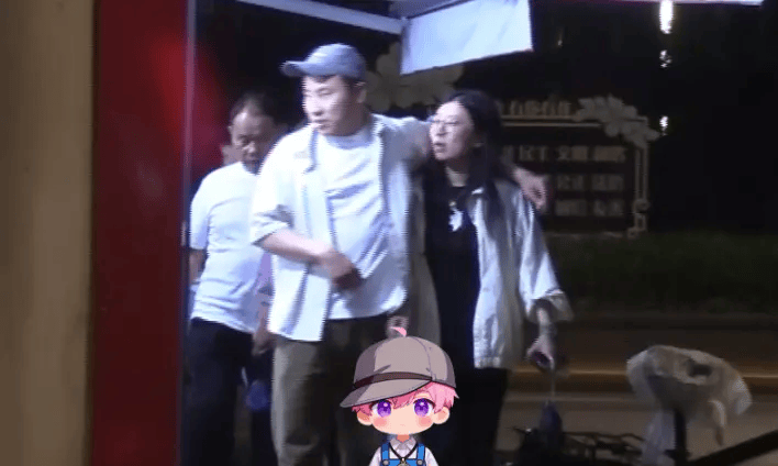 徐志胜带女友与父母聚餐 轻推女方脸颊画风超甜