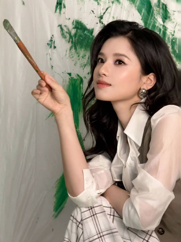 张婧仪身穿白衬衫配灰马甲文艺清新 手拿画笔笑容明媚