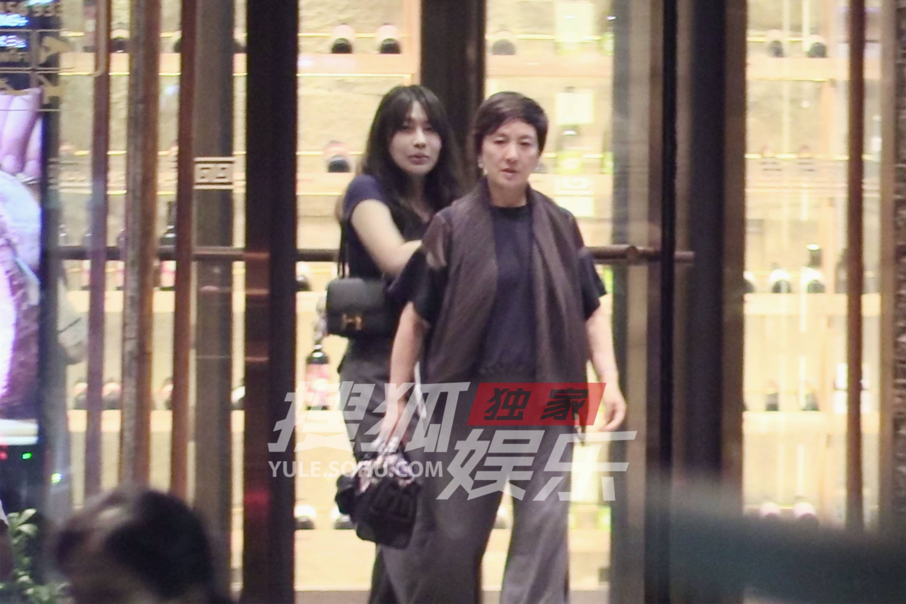 张国立邓婕深夜和朋友聚餐 夫妻默契相伴安稳又惬意