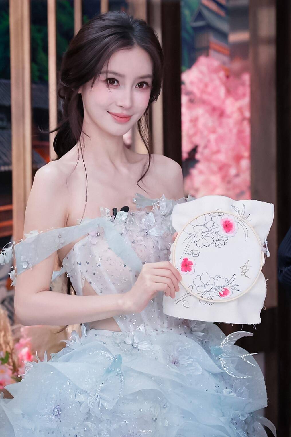杨颖穿花朵抹胸裙似优雅公主 绽放甜美笑容魅力十足