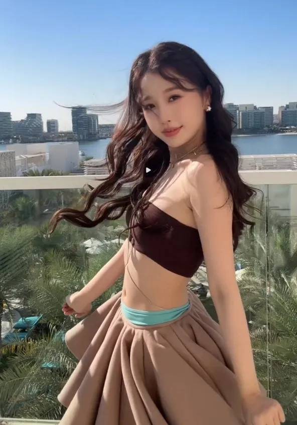 她解开了一颗扣子,全世界都不淡定了