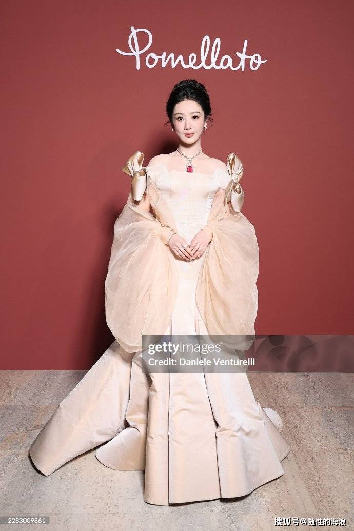 杨紫现身巴黎宝曼兰朵展览，香槟高定搭配珠宝尽显东方温婉气质