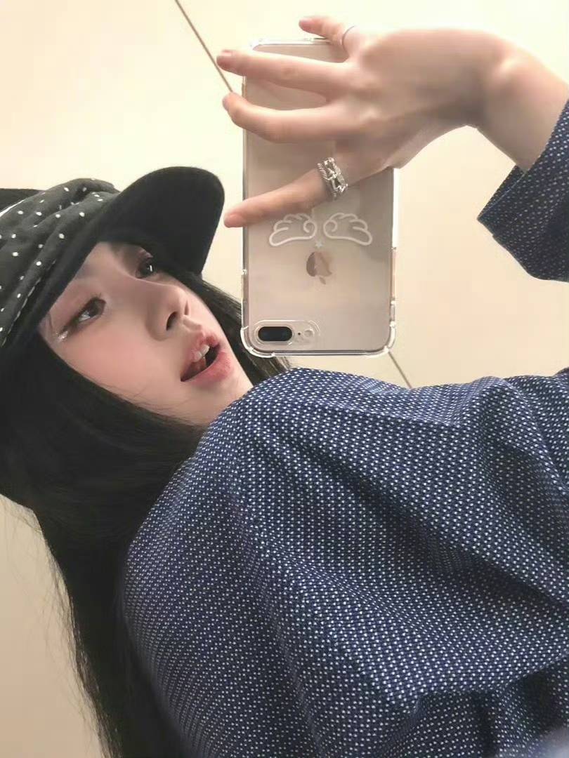 鞠婧祎晒反手对镜自拍 波点穿搭慵懒甜酷尽显少女感