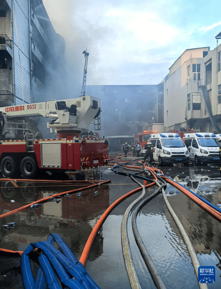 福建晋江鞋厂火灾致28人遇难：有被困人员悬吊楼顶边缘坠楼