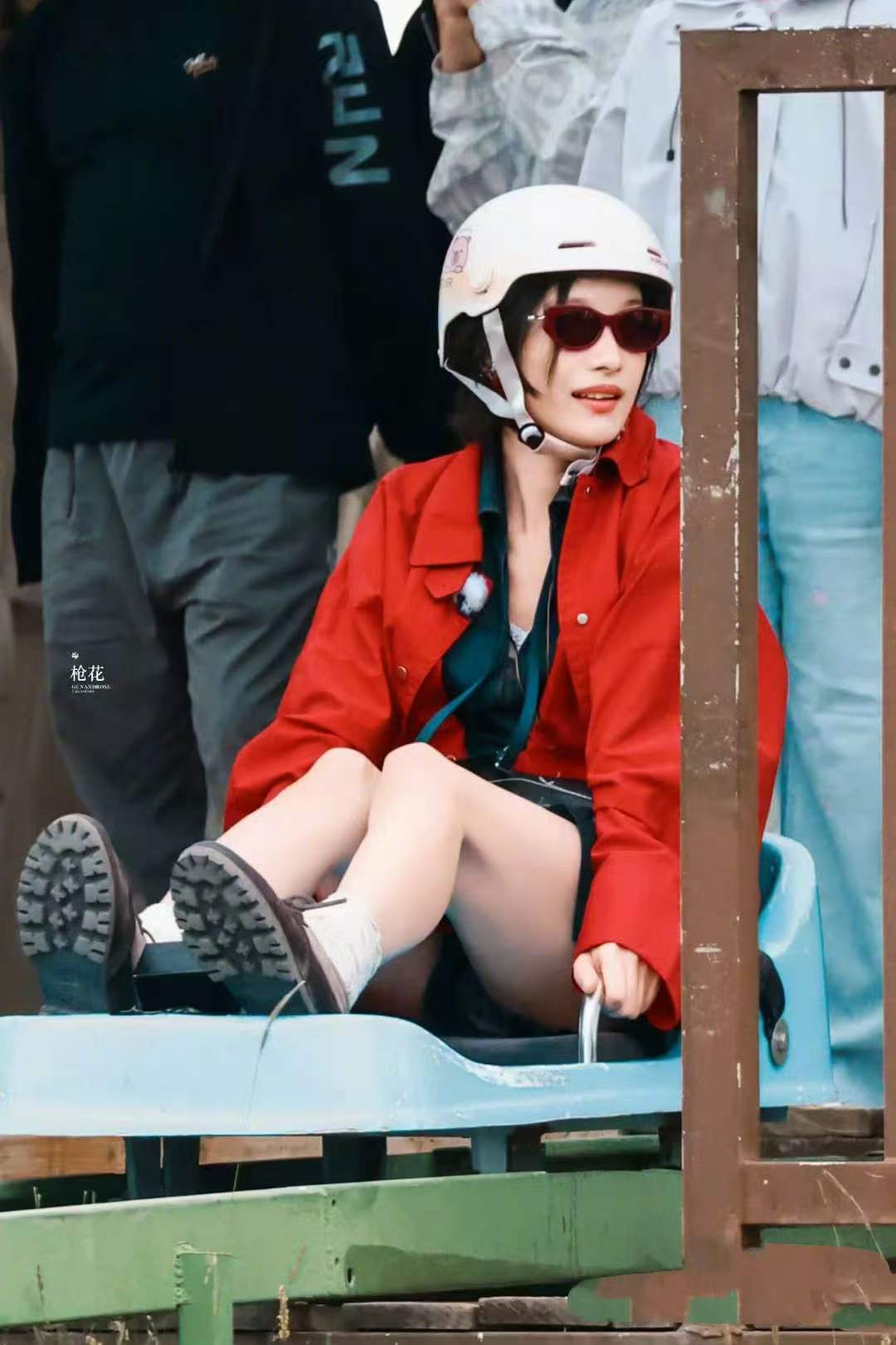 倪妮穿红色休闲外套录制综艺 松弛随性清爽亮眼