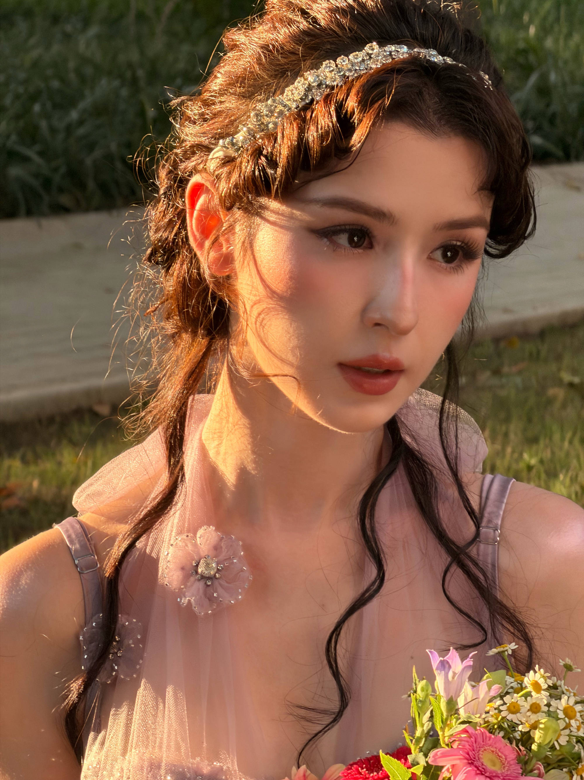 哈妮克孜淡紫纱裙搭配卷发 林间柔光自带童话少女感