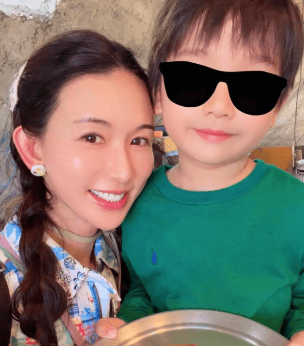 柔宝妈的林志玲，亲子出游的田园风穿搭，温柔治愈、完全看不出已是51岁！