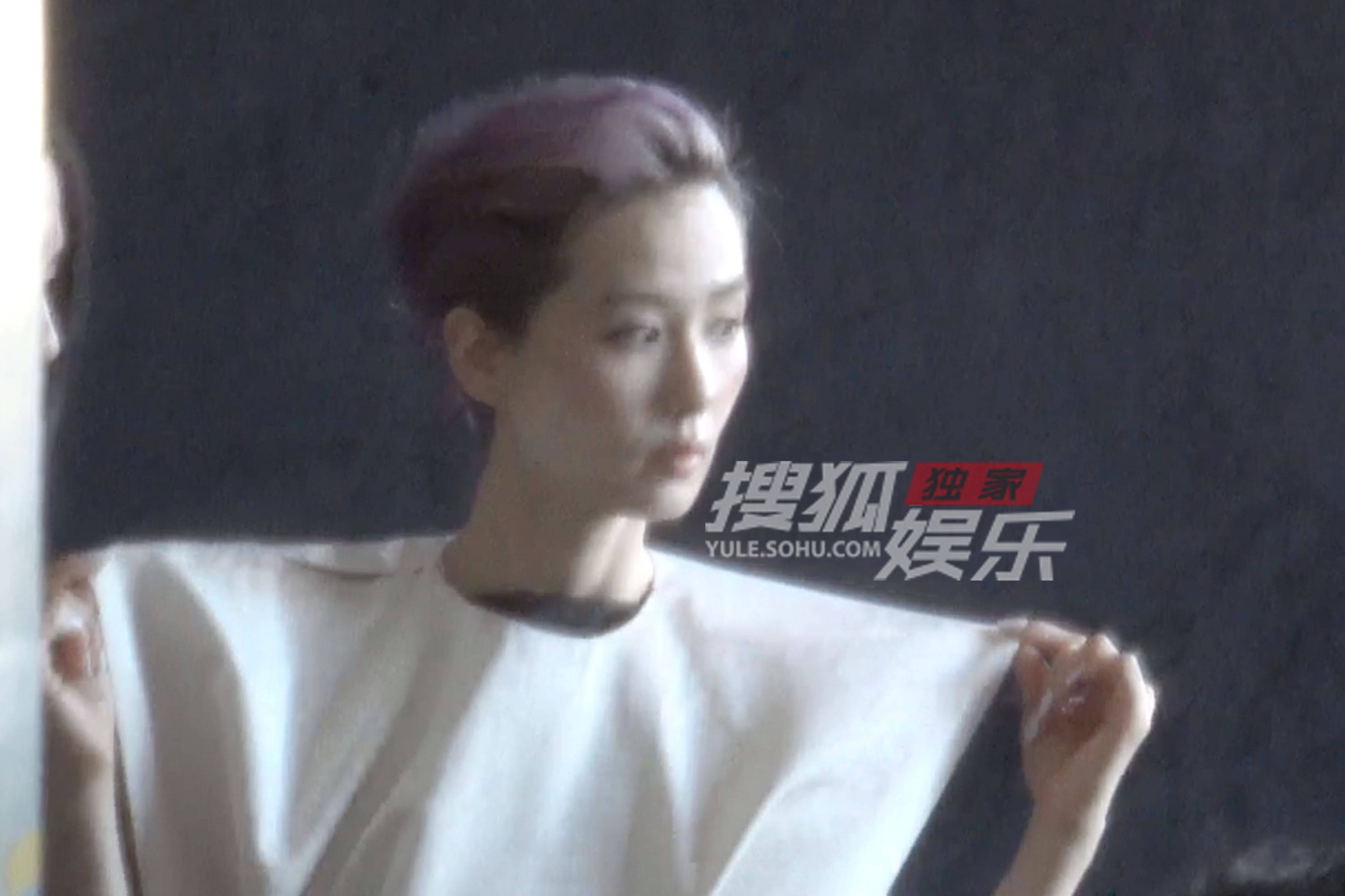 刘诗诗拍照凹酷感造型 笑场后反差感拉满