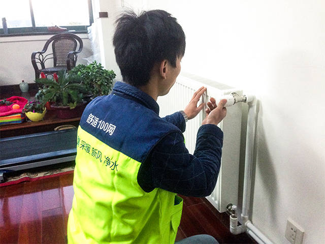施工人员认真检查,每一个小细节都不放过.jpg