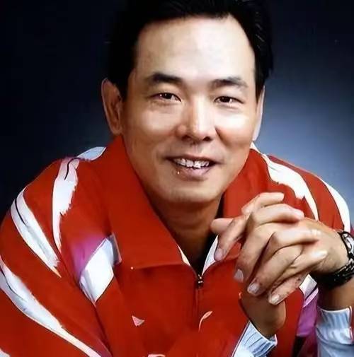 65岁蔡振华现状：精神矍铄陪妻享退休，儿子是知名演员