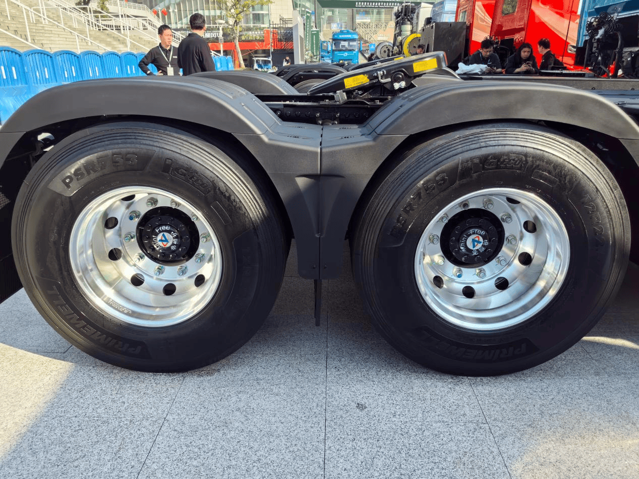 全新绿智平台加持 解读东风天龙KH L2+智驾纯电牵引车