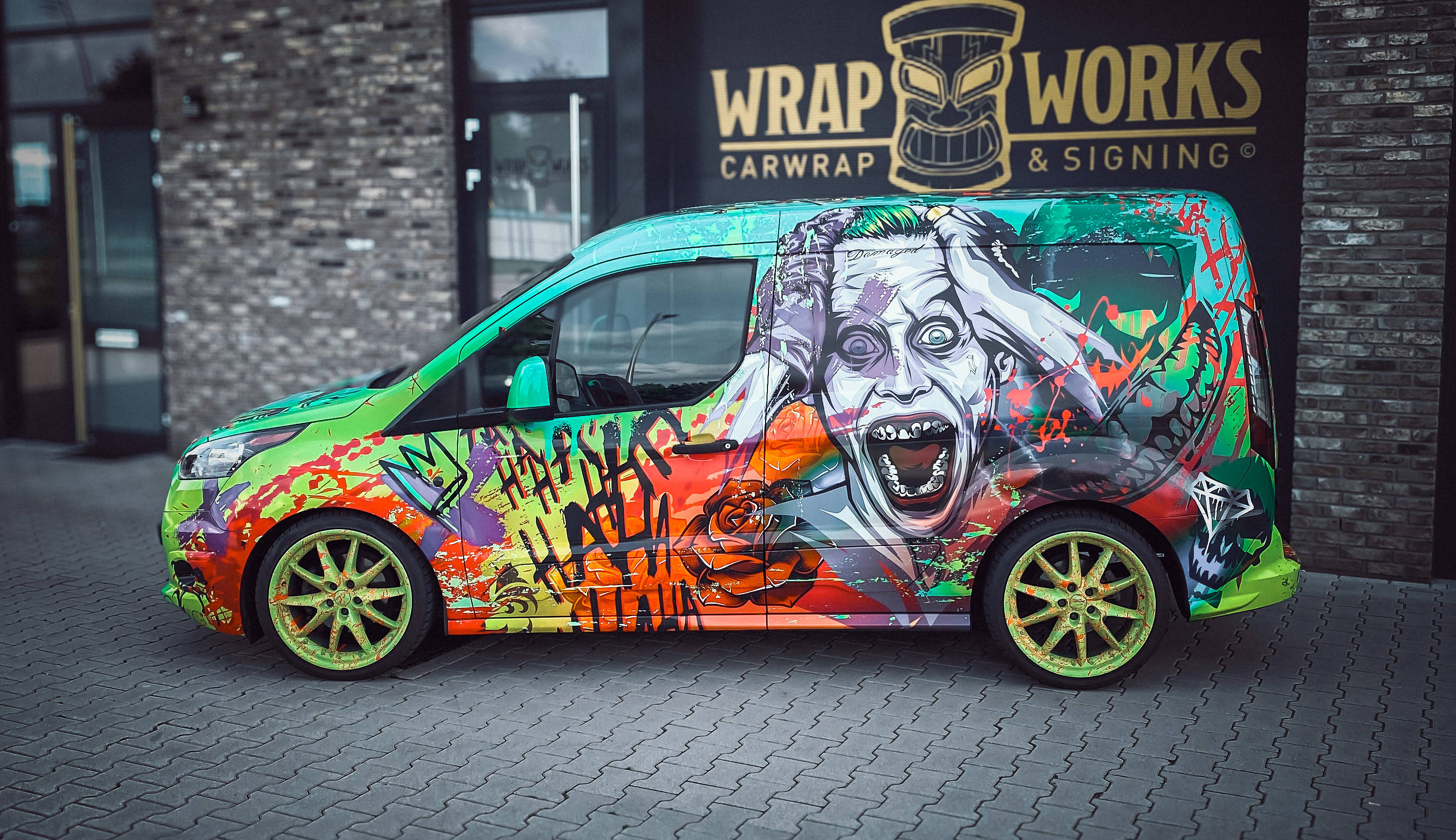 绿蓝搭配的汽车涂鸦涂装绿蓝搭配的汽车涂鸦涂装车身的主色调是绿色与