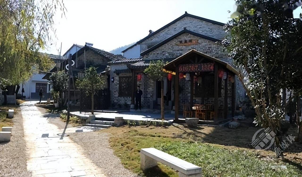 坐落在松峰港畔的羊楼洞悦庭阁民宿,竹木绿植交错掩映.
