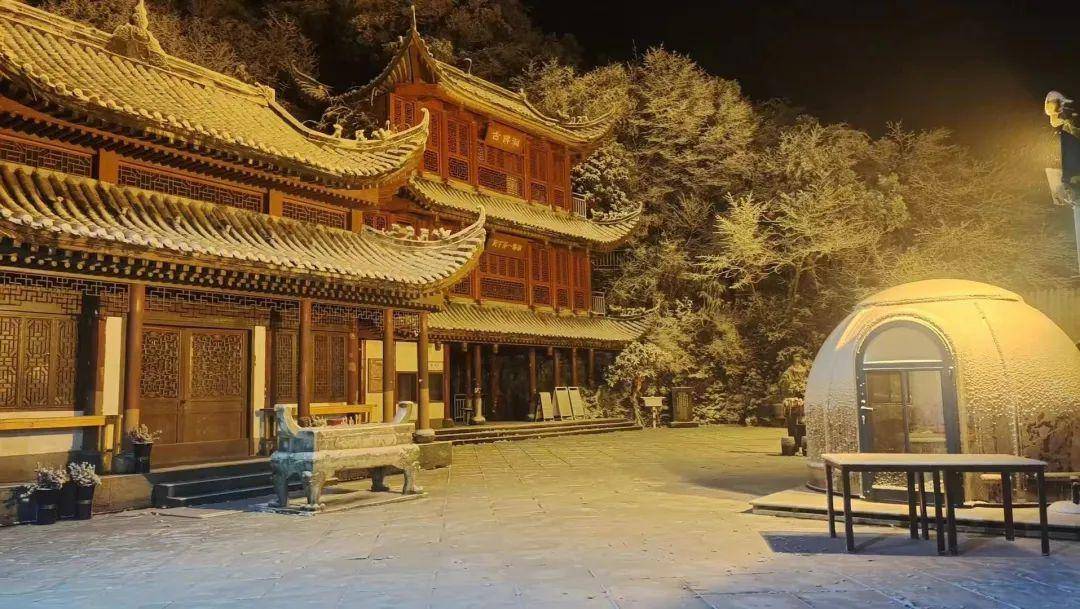 飞檐翘角纷飞的白雪在白雪的掩映下更显庄严肃穆气势恢宏的金佛寺图源