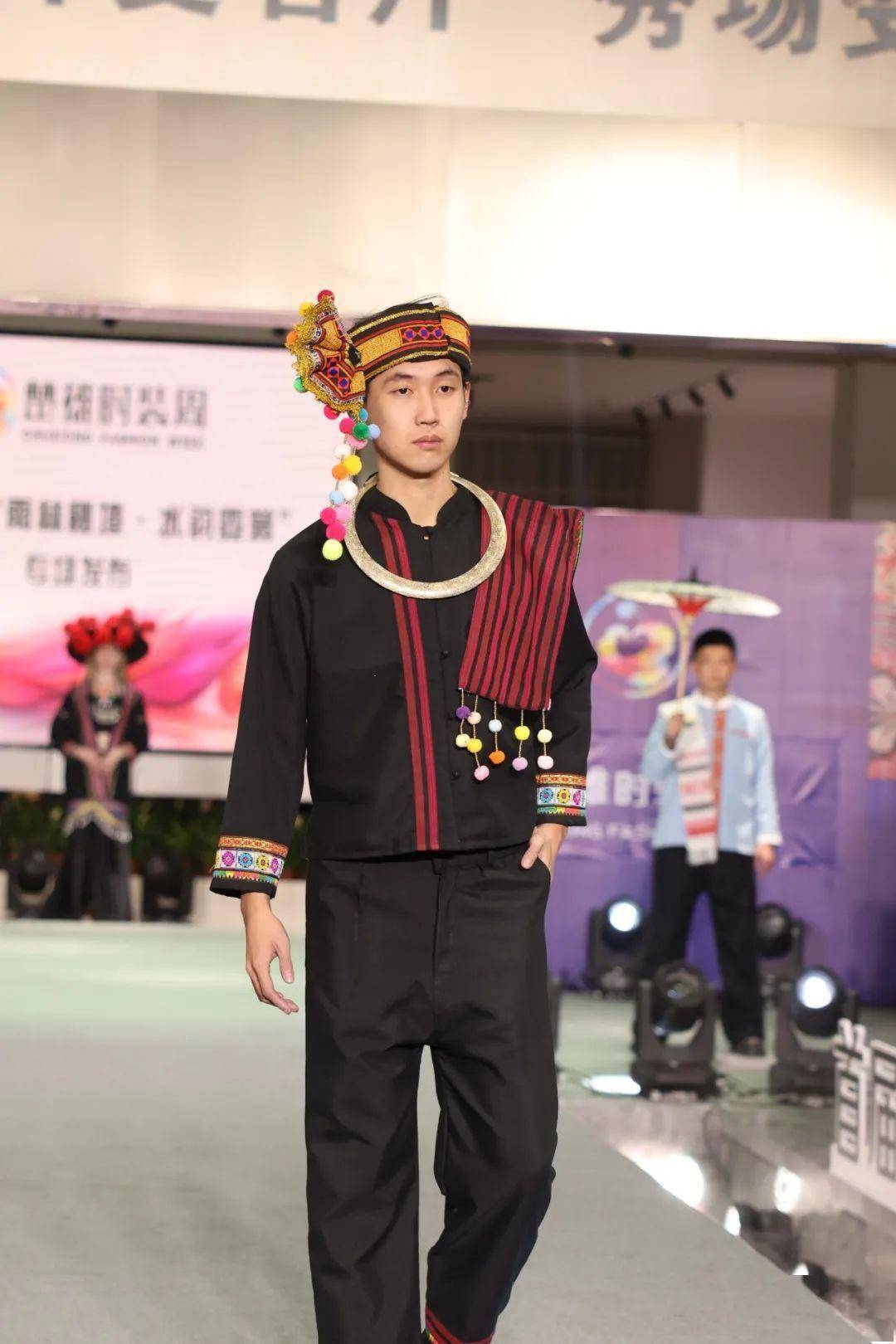 彰显着布朗族的朴素和庄重诠释了别样的魅力基诺族服饰以独有的白色