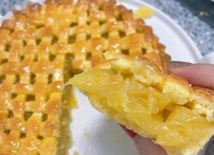 自制香甜菠萝派,趁热一口下去,菠萝内馅立马爆浆浓郁酸甜,酥酥的外皮