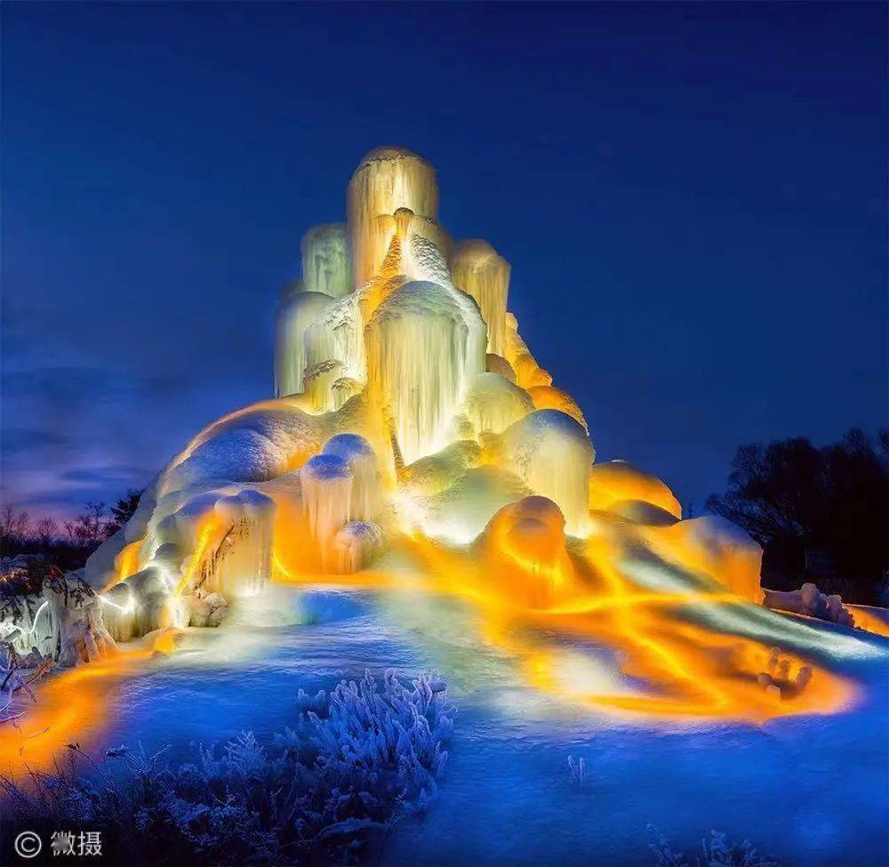 火山造型有着冰雪的柔美夜幕降临流光溢彩仿若置身于冰雪奇缘般的童话