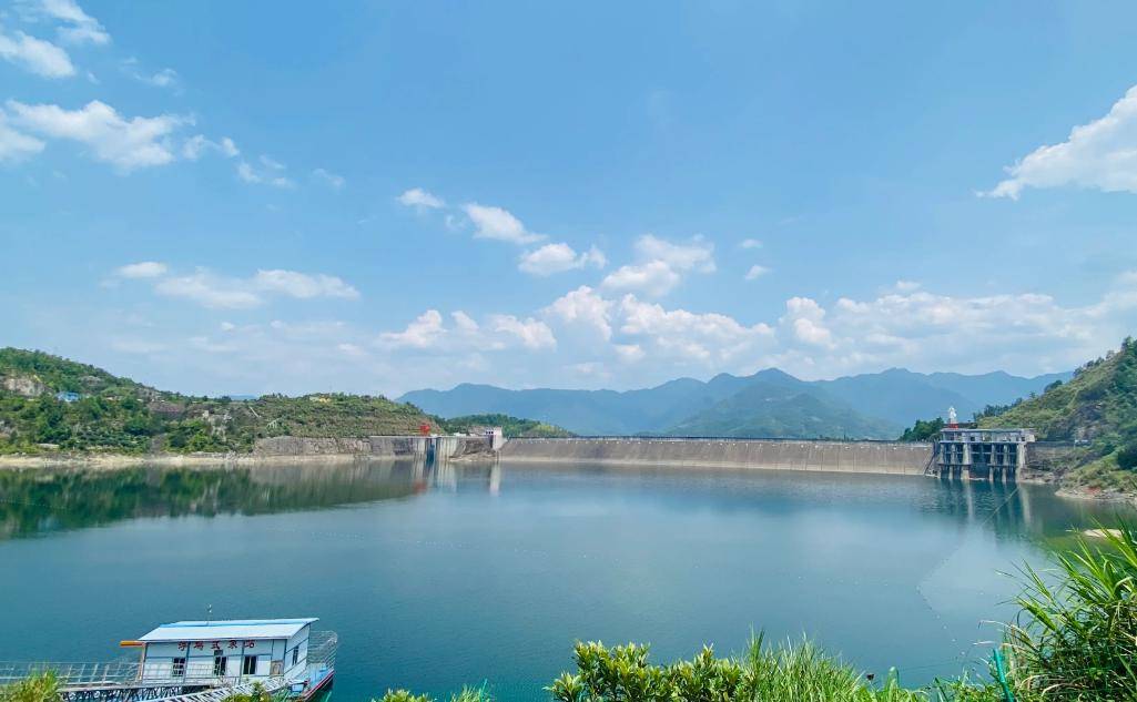 珊溪水库现有鱼类37种,共分5目11科30属.这些鱼类包括鲢鱼,鳙鱼等.