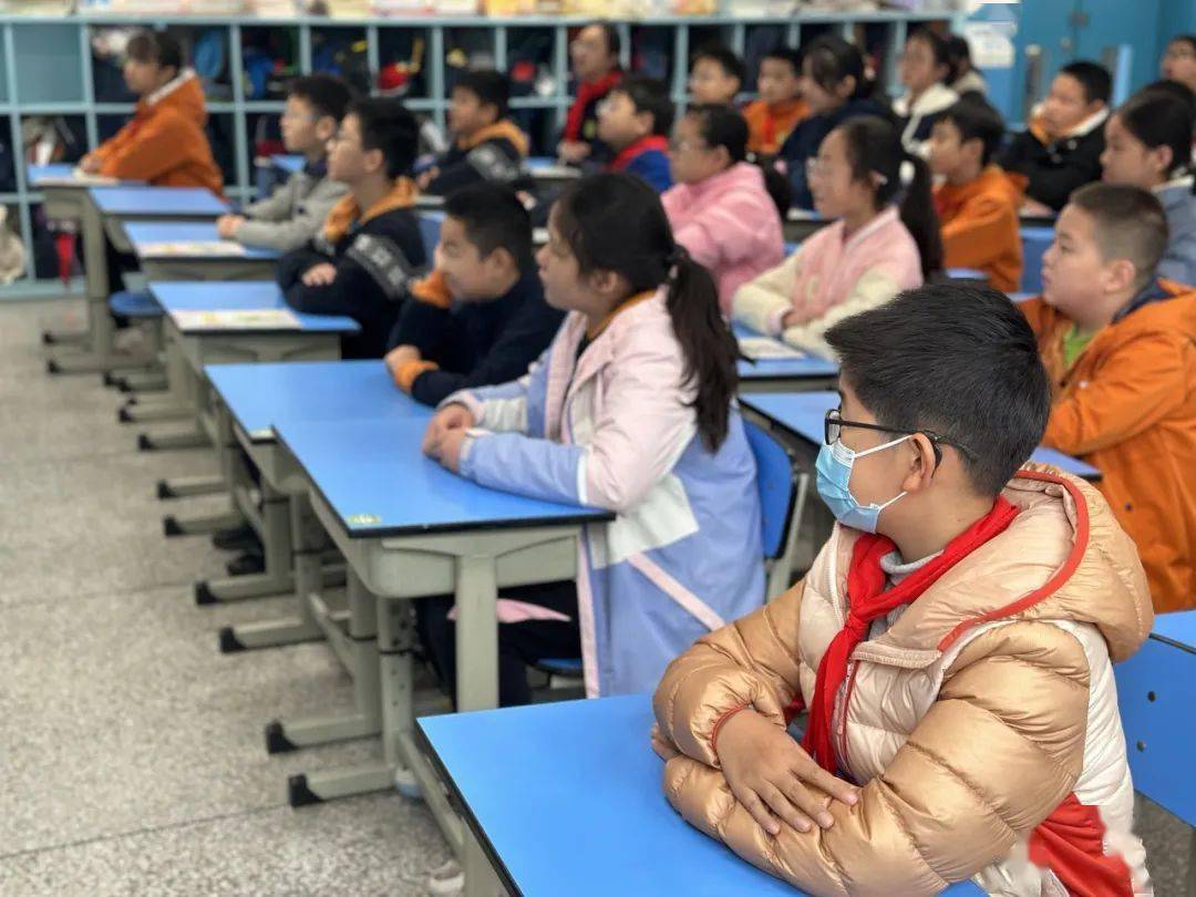 近日,金沙小学六年级(22)班开展了一堂快乐的劳动汇报课.