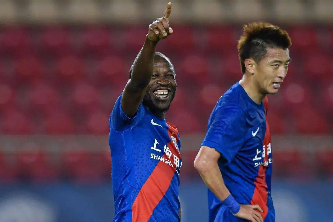 巴索戈2021年从河南建业转会至上海申花,由于伤病原因,他在三个赛季内