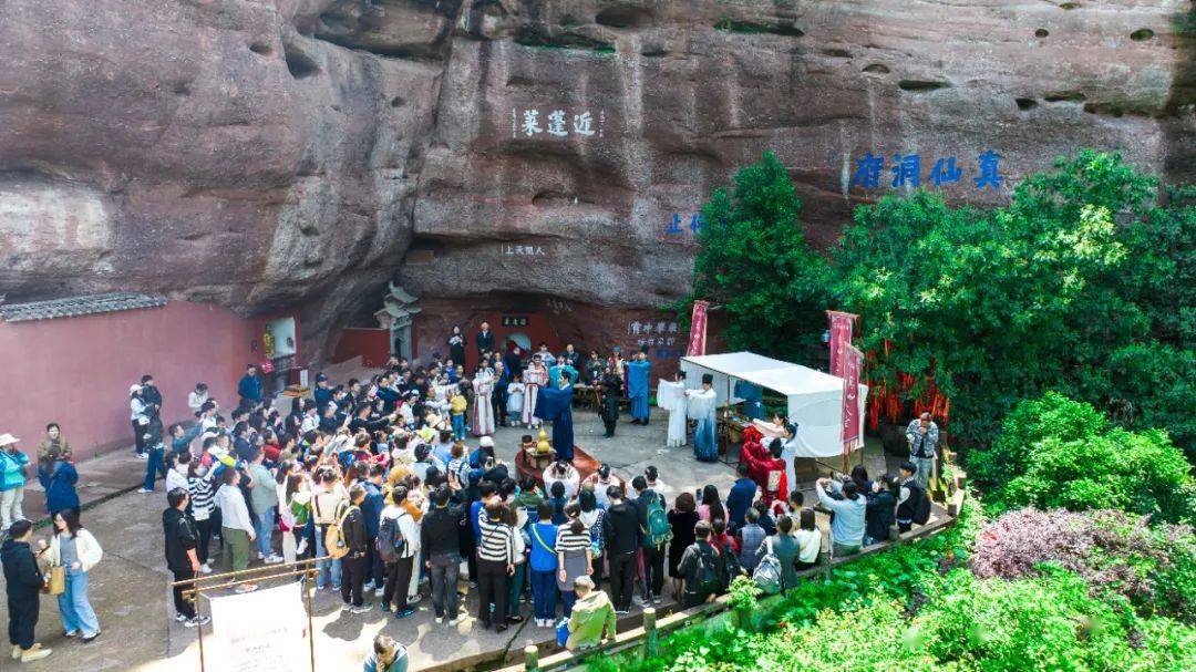 昌景黄高铁开通之日起,(一个月内)游客凭到达黟县东站的车票及身份证