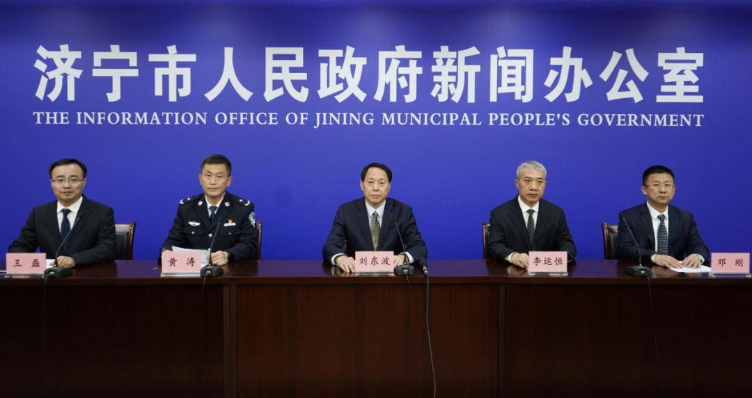 市政府新闻发言人王 磊市委宣传部副部长,市新闻办主任主持人党委副